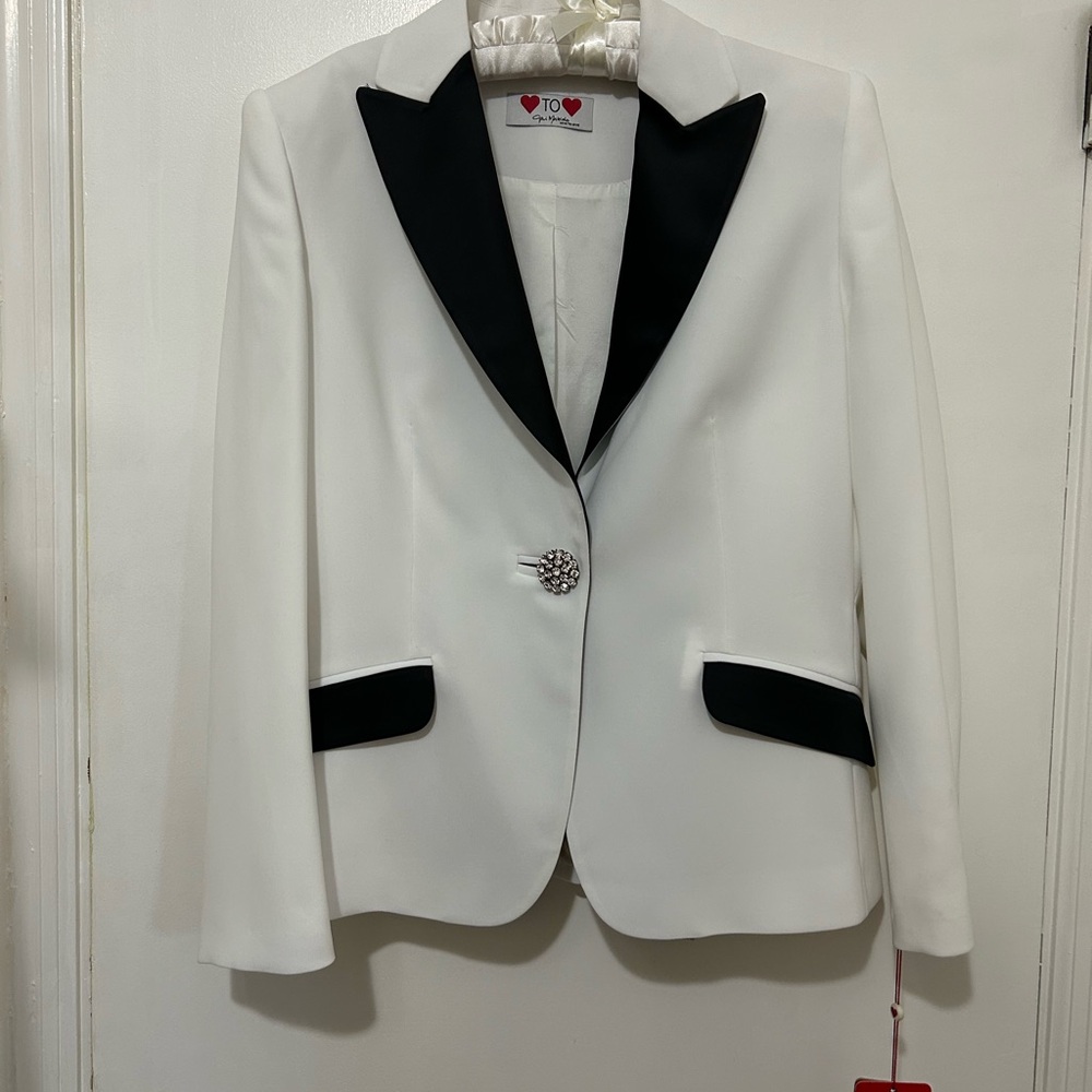 White/blk feminine tuxedo blazer. Italian fashion. Fancy elegant and lovely